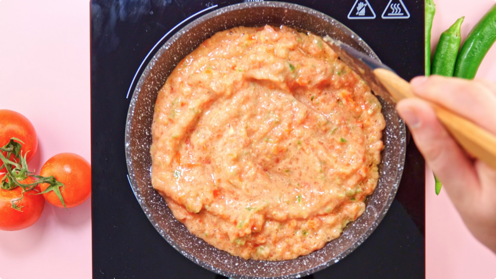 Salsa roja blended base in a pan